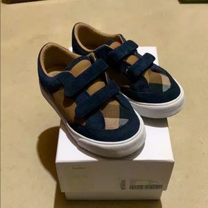 Kids size 25 Burberry shoe